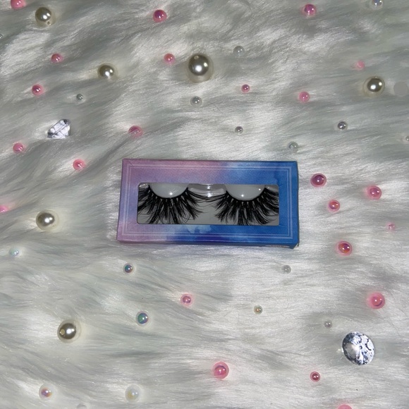 Lashes - Picture 7 of 8